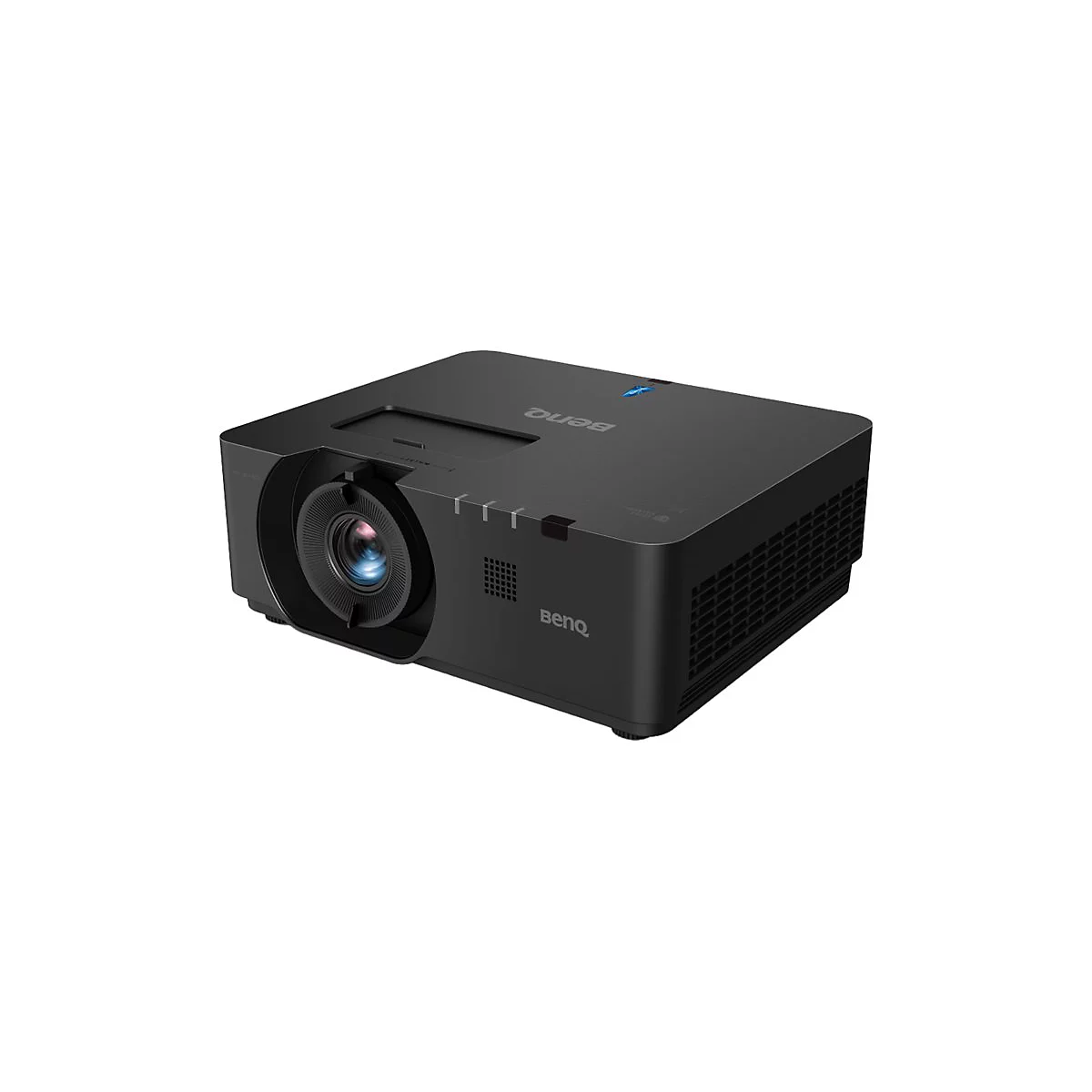 Schwarzer Projektor von BenQ mit Linse und Belüftungsschlitzen. Die Linse reflektiert blaues Licht. Aufschrift: BenQ.