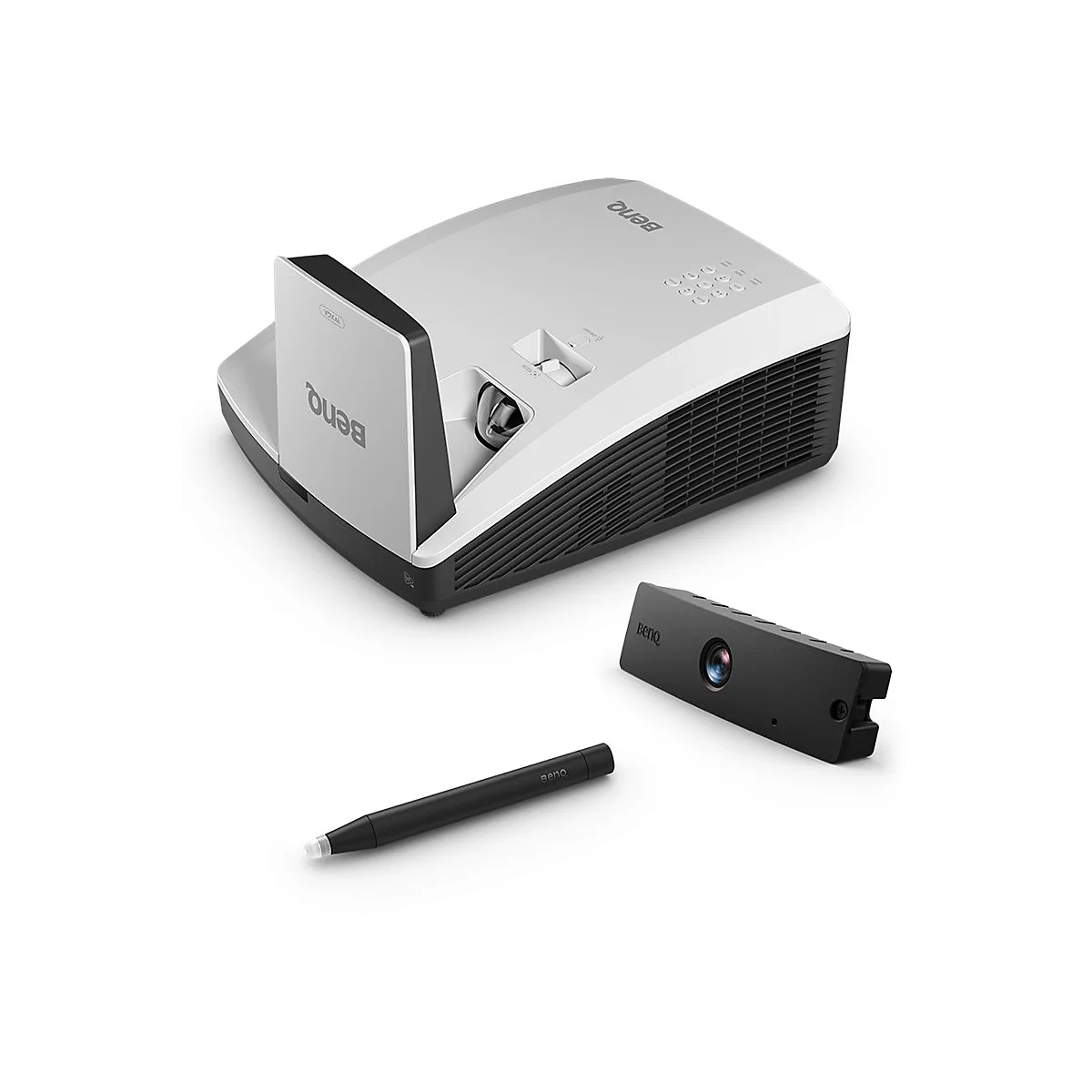 Ein weißer Beamer mit schwarzer Lüftung, daneben eine schwarze Kamera und ein Stift. BenQ-Logo.