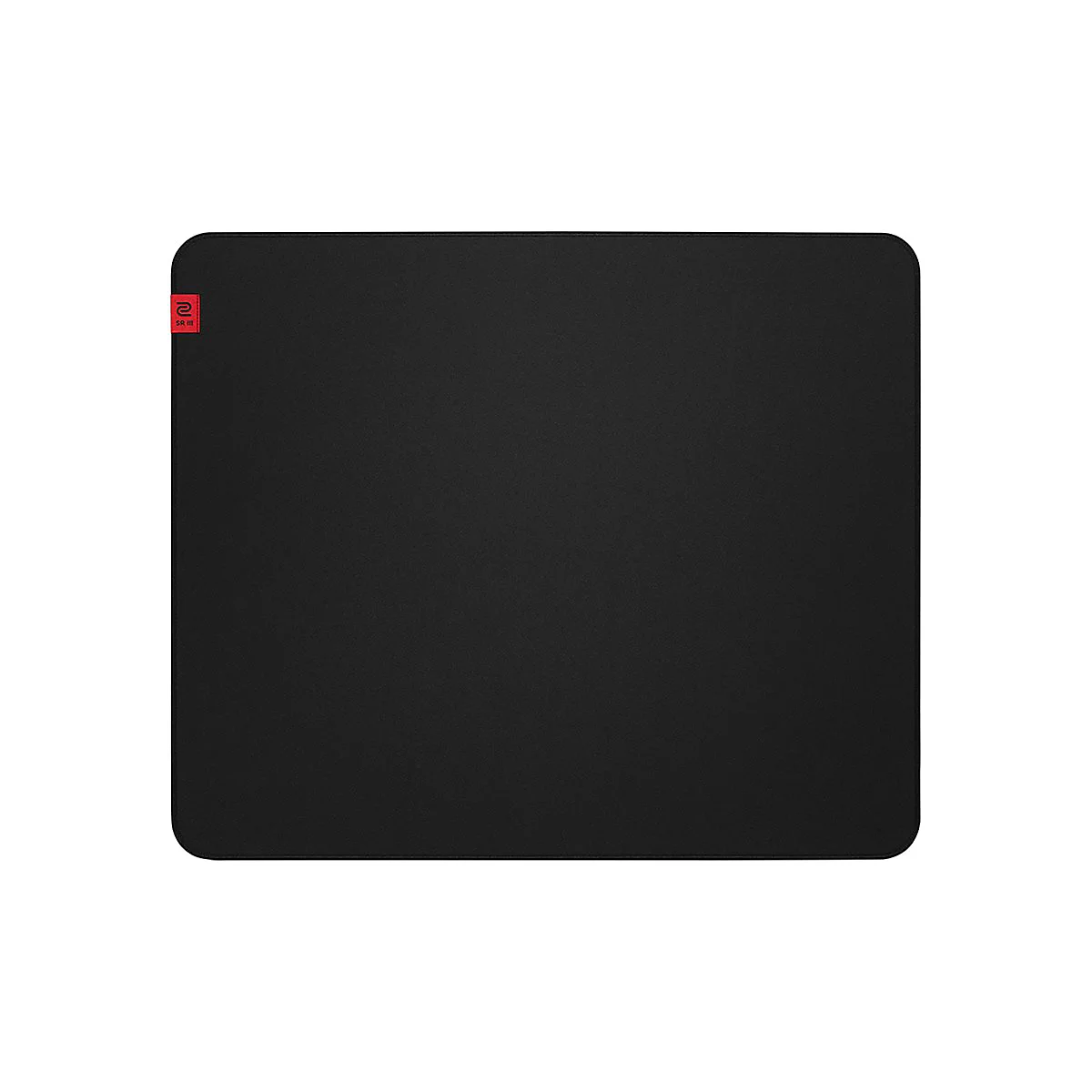 Un tapis de souris noir aux coins arrondis. En haut à gauche, un rectangle rouge avec du texte blanc.