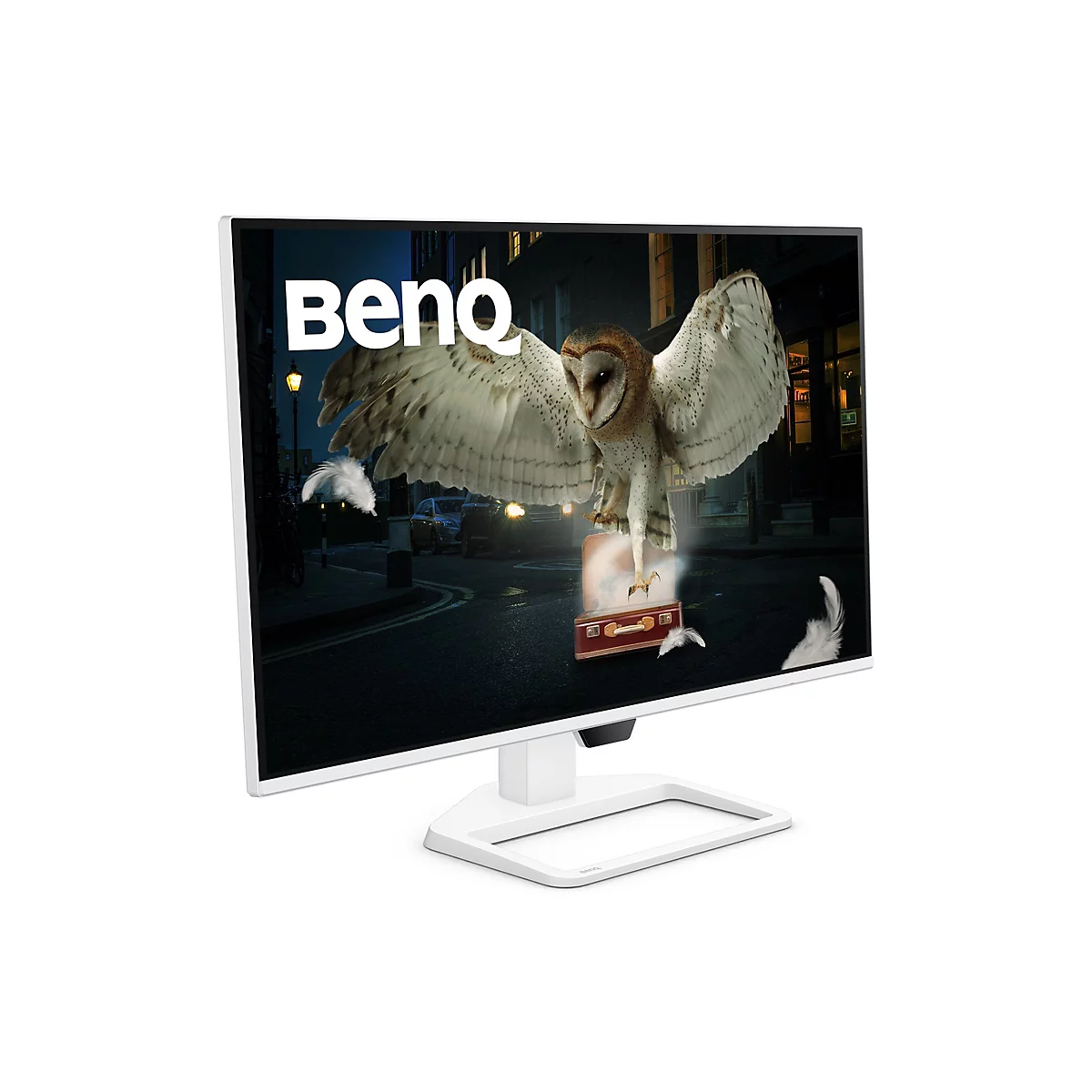Moniteur blanc avec l'inscription "BenQ". L'écran montre un hibou aux ailes déployées et un vieux sac de voyage. En arrière-plan, une scène de rue nocturne.