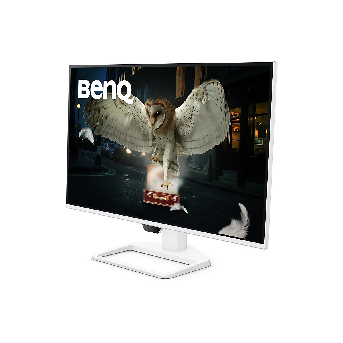 Le moniteur BenQ blanc affiche un hibou aux ailes déployées, debout sur une valise dans une scène nocturne.