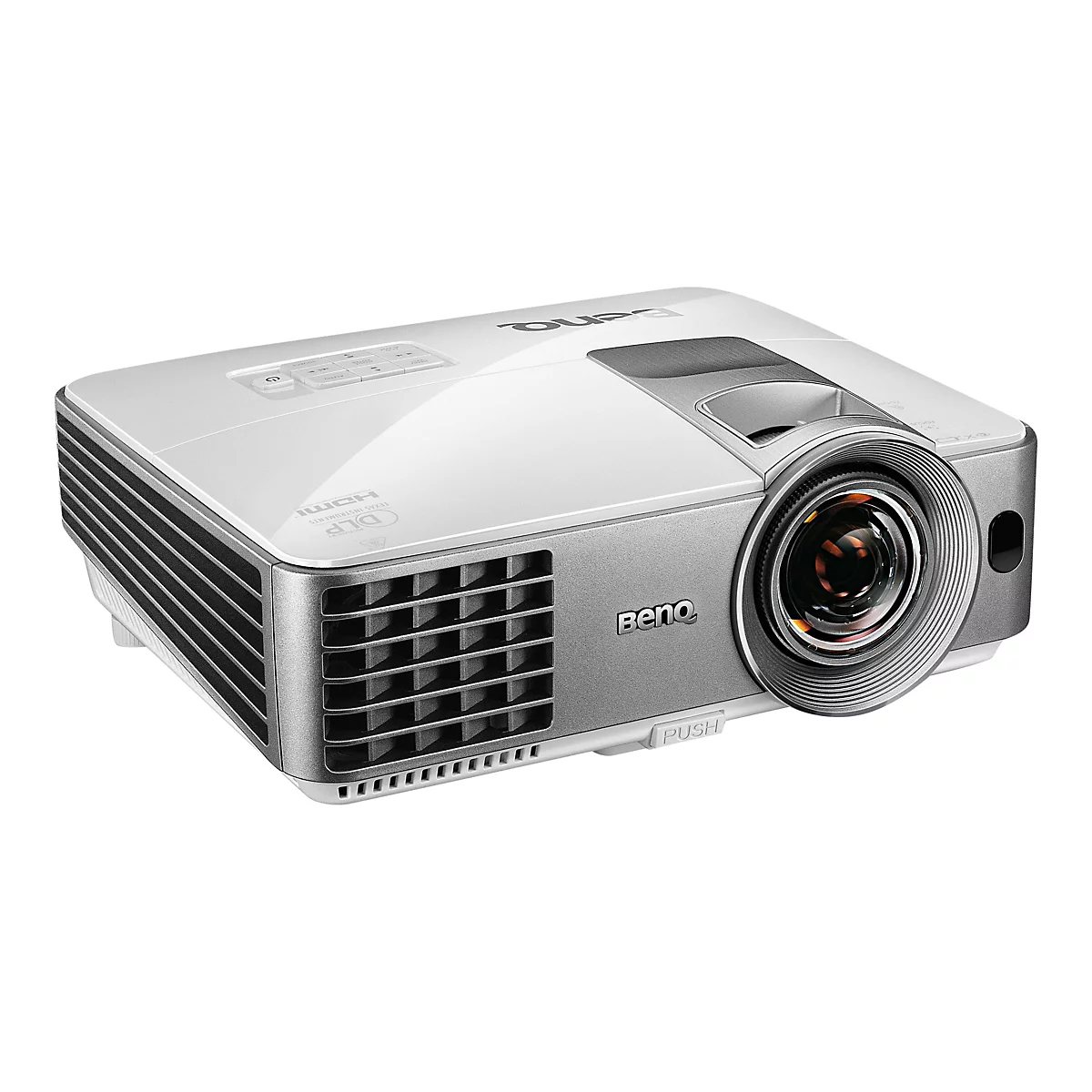 Ein weißer BenQ-Projektor, der auf einer weißen Oberfläche steht. Er hat eine graue Frontblende mit Objektiv und seitlichen Lüftungsschlitzen.