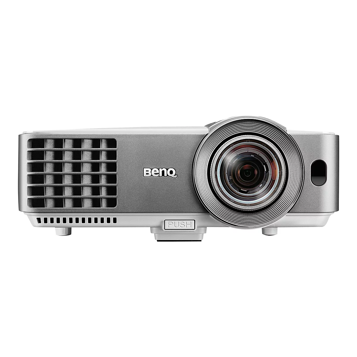 Ein silberner Beamer mit dem Logo "BenQ", Frontansicht. Der Beamer hat ein Objektiv und Lüftungsschlitze.