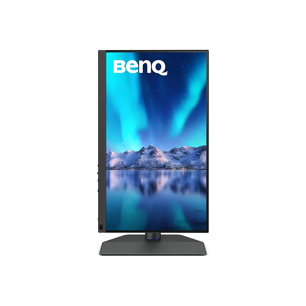 Ein schwarzer BenQ Monitor im Hochformat vor weißem Hintergrund zeigt ein Bild von Polarlichtern über einer Bergkette.