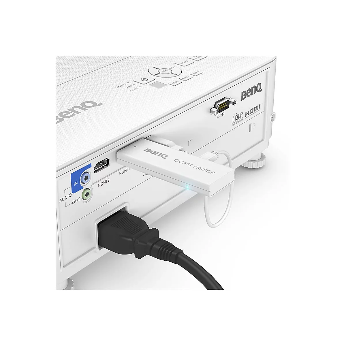 Nahaufnahme eines weißen Projektors von BenQ. Ein schwarzes Kabel steckt in einem HDMI-Anschluss, daneben ein OCAST MIRROR-Dongle.