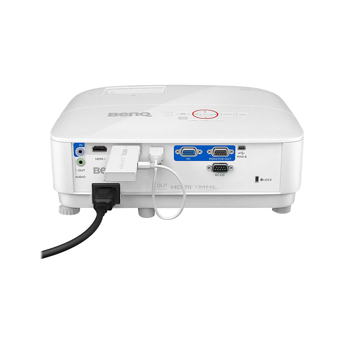 Nahaufnahme eines weißen Projektors mit Anschlüssen, einschließlich HDMI, Audio, und Stromversorgung. Der Schriftzug 'BenQ' ist prominent zu sehen.