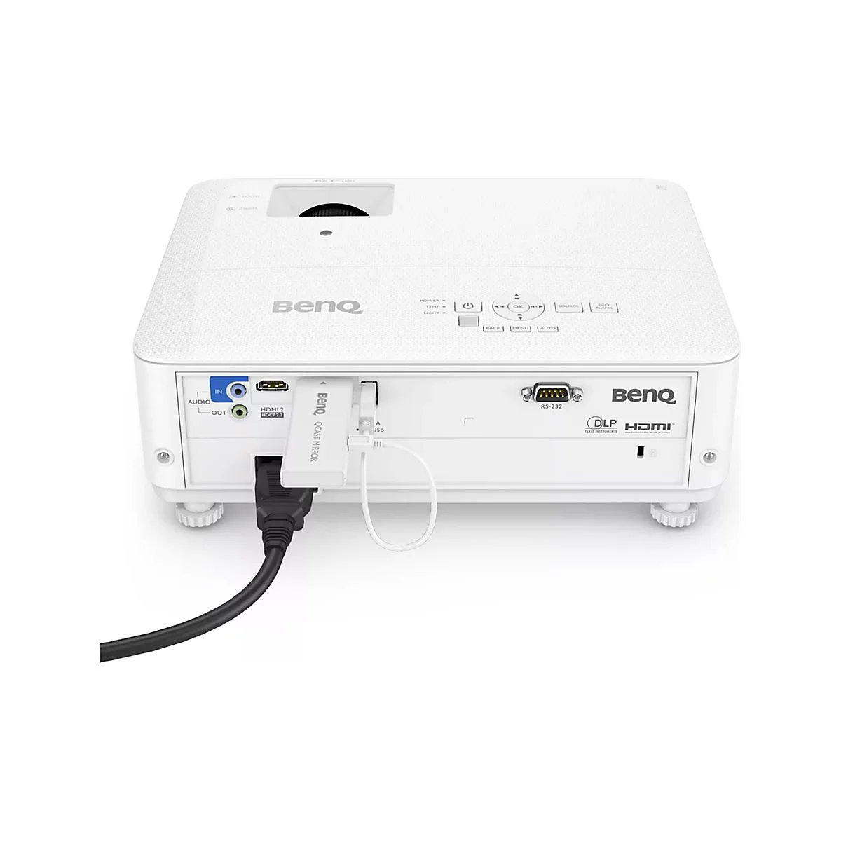 Gros plan sur un projecteur BenQ blanc avec un câble HDMI connecté. Panneau arrière avec ports, logo et étiquettes.