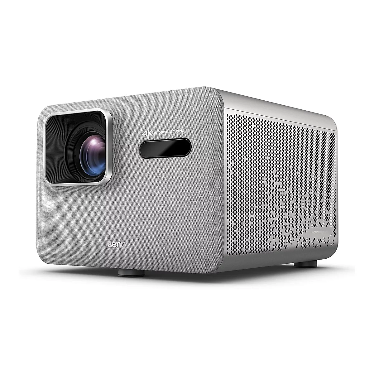 Projecteur gris, logo BenQ, étiquette 4K Auto Picture Tuning. Côté droit avec motif de trous. Sur fond blanc.