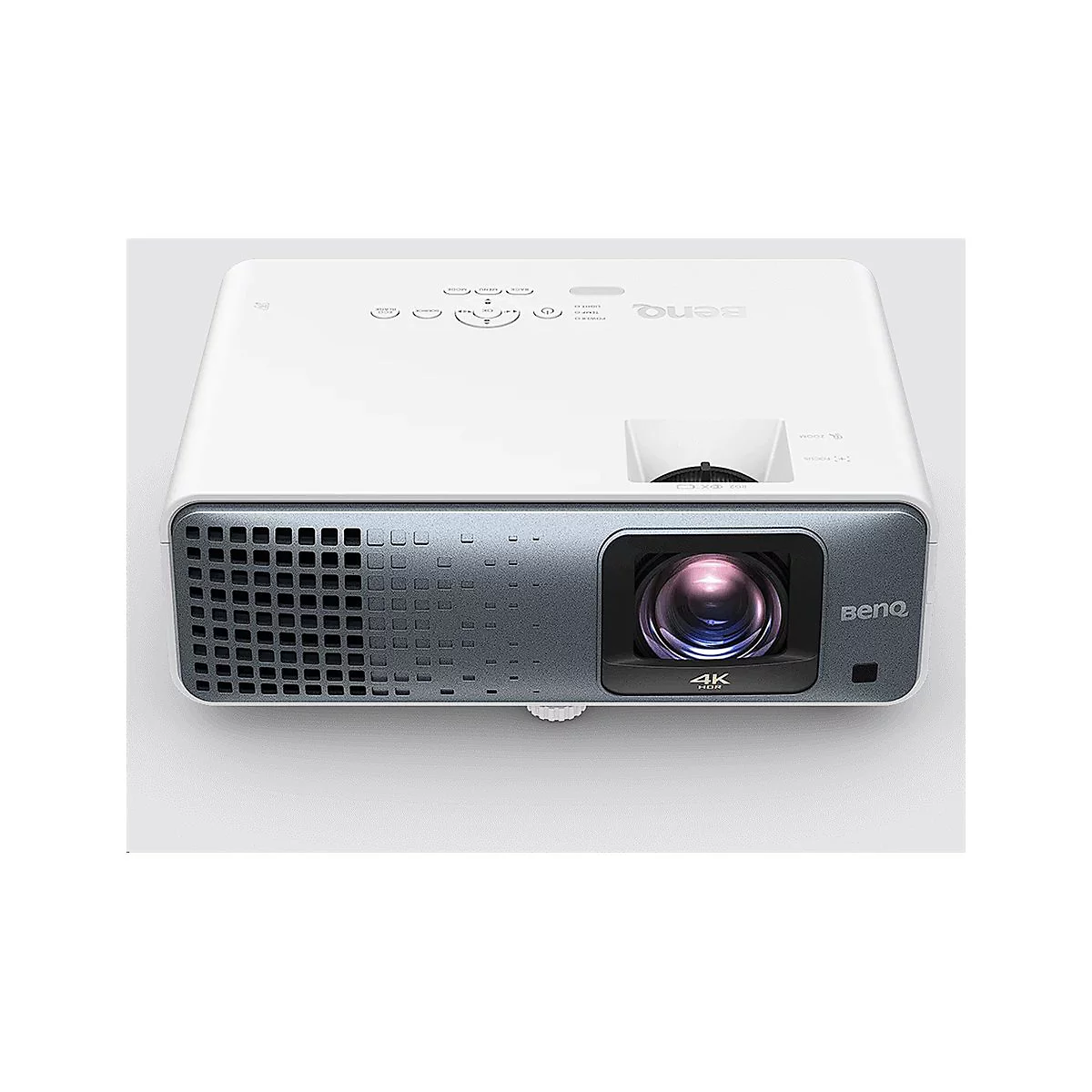 Projecteur BenQ blanc, vue de face. Objectif noir avec logo 4K HDR. Fente d'aération noire, lunette avant grise, boutons de commande.