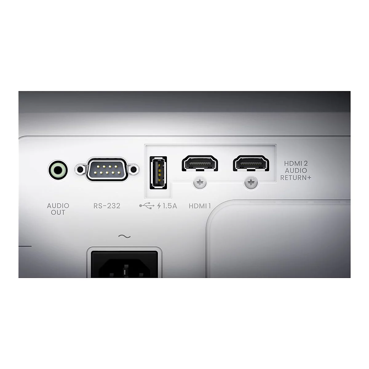 Gros plan de l'arrière d'un projecteur avec ports audio, HDMI, USB et alimentation.