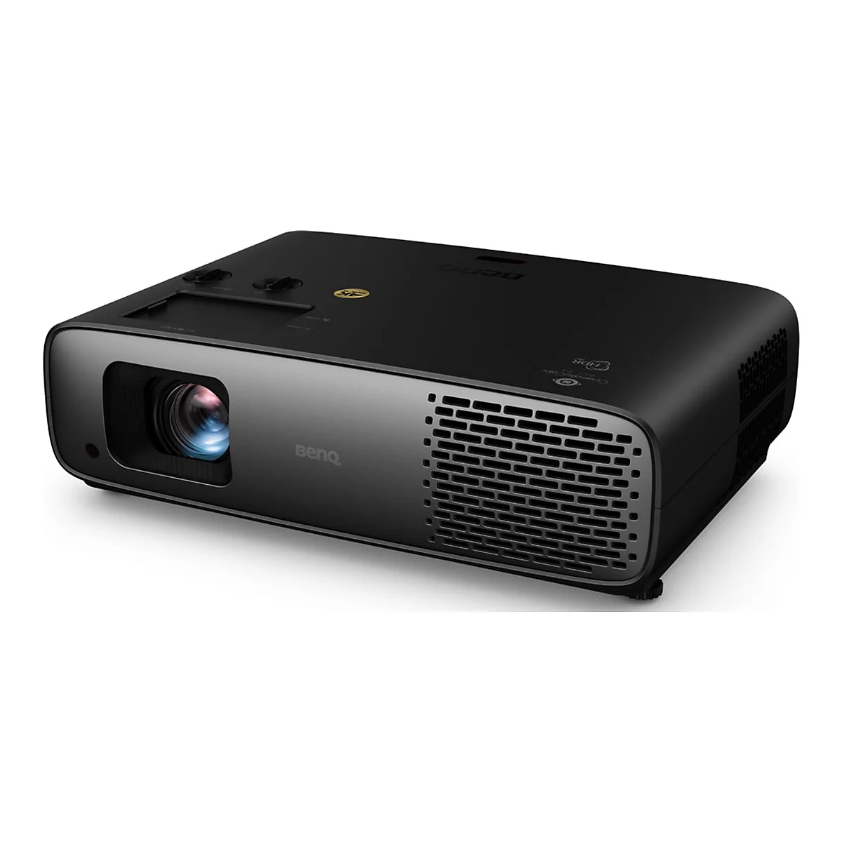 Schwarzer Projektor, Marke BenQ, Objektiv im Fokus, graue Front, silberne Logo-Details, Bedienknöpfe.