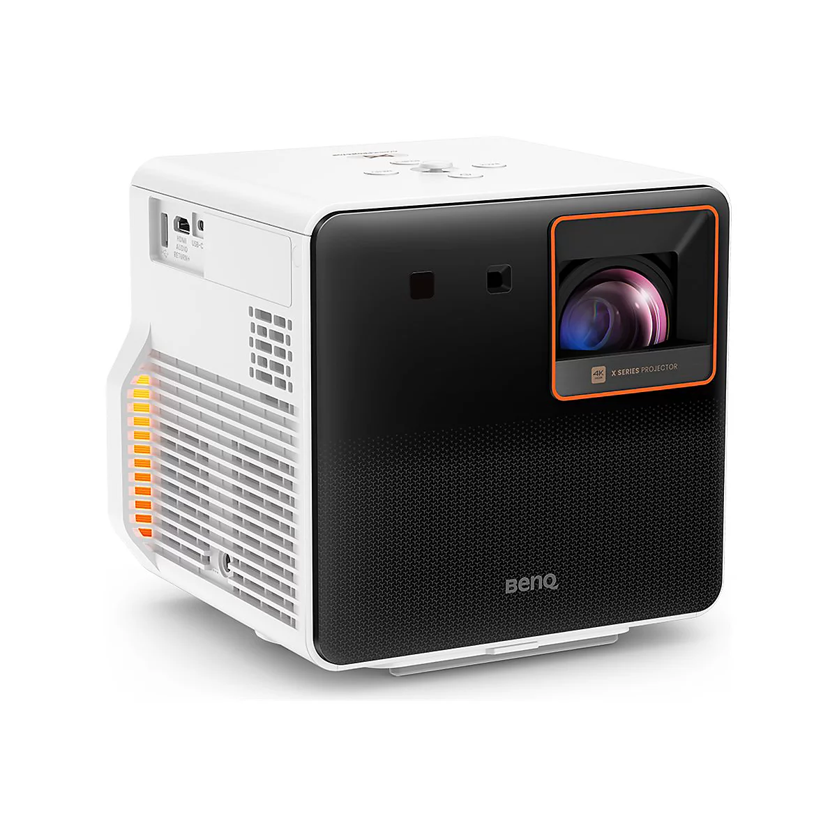 Kompakter weiß-schwarzer BenQ 4K-Projektor mit orangefarbener Objektivumrandung vor weißem Hintergrund.