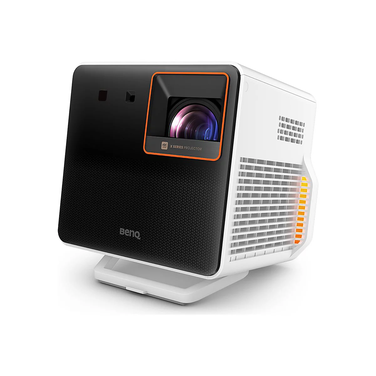Kompakter weiß-schwarzer BenQ 4K-Beamer mit orangefarbenem Akzent um das Objektiv auf hellem Hintergrund.