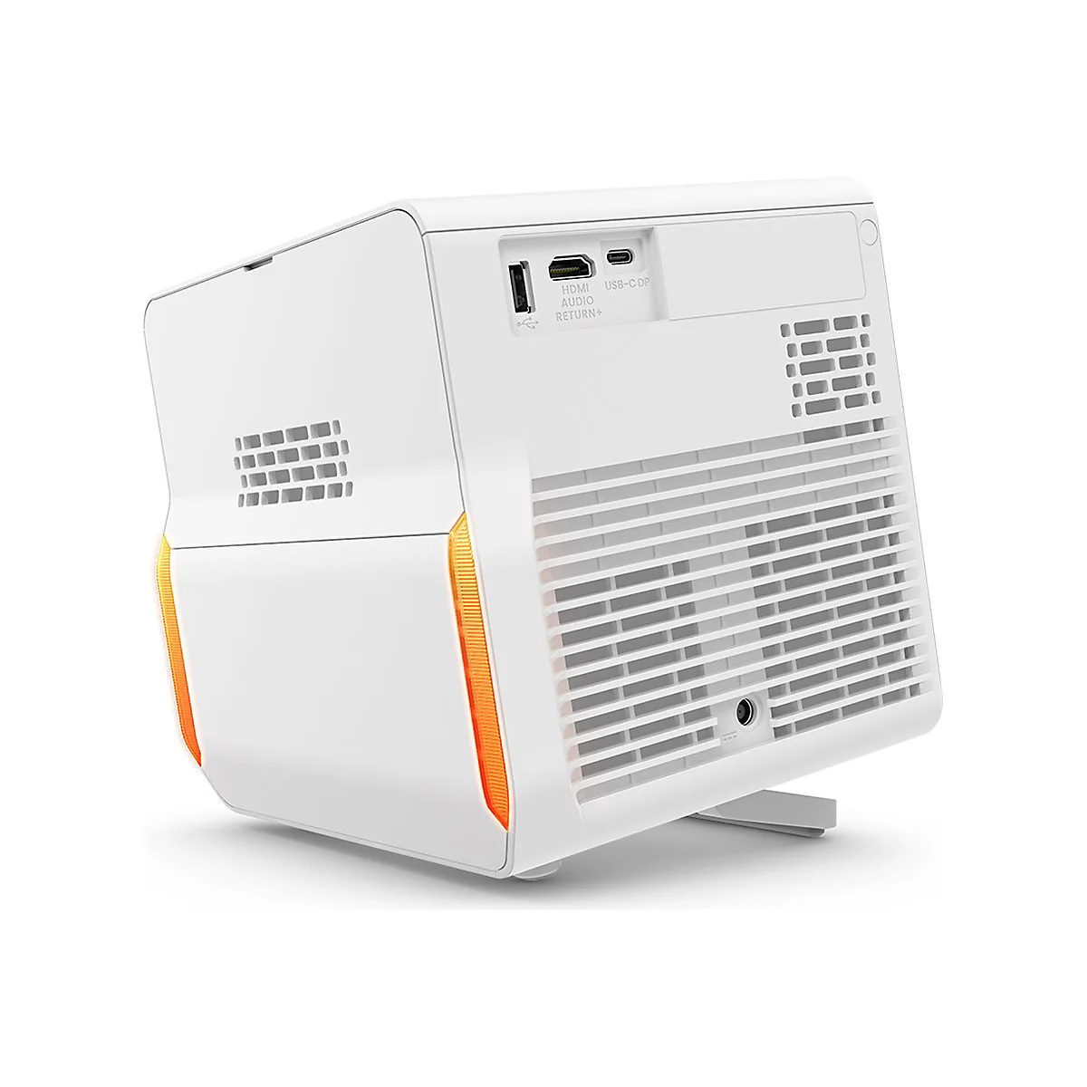 Weißer Projektor, schräg von hinten abgebildet. Rückseite mit Anschlüssen wie HDMI und USB-C. Seitliche orangefarbene Akzente.
