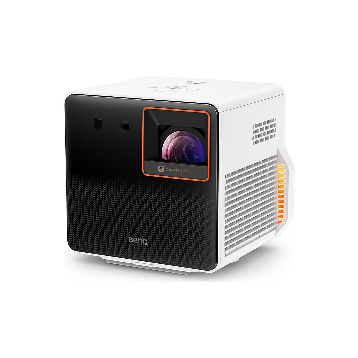 Quadratischer Beamer mit weißem und schwarzem Gehäuse, Objektiv in orangefarbenem Rahmen, BenQ Logo.