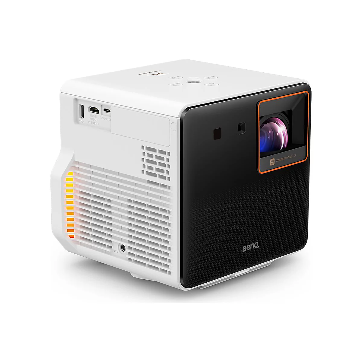 Weiß-schwarzer Projektor, orangefarbener Rahmen um die Linse, BenQ-Logo.