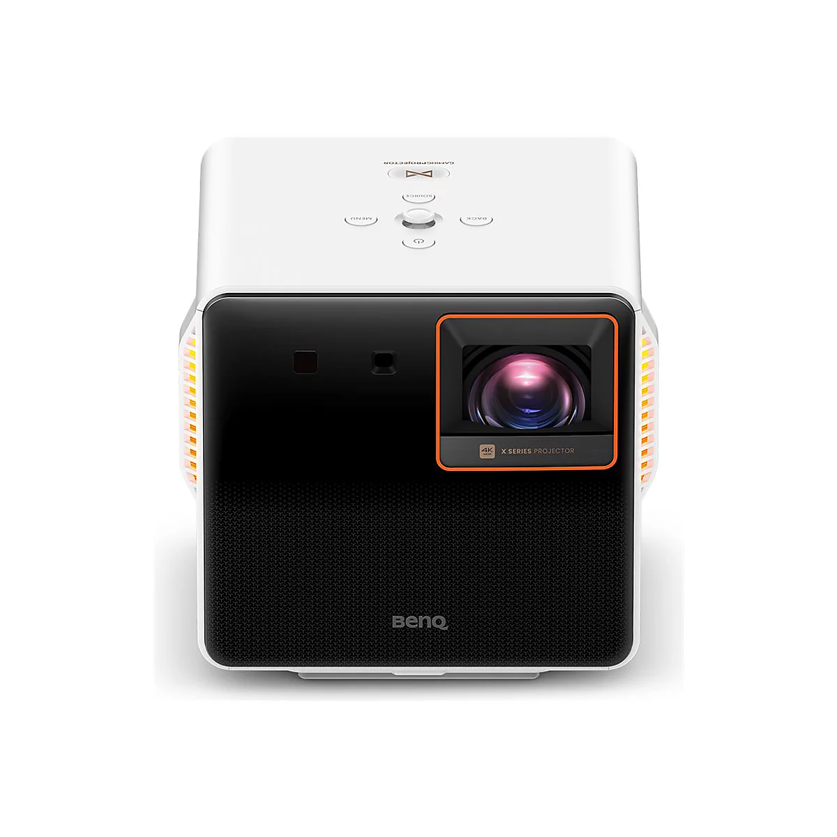 Weißer BenQ-Projektor, schwarze Front mit orangefarbenem Rahmen um das Objektiv. Oben Tasten. Seitlich gelbe Lichtleiste.