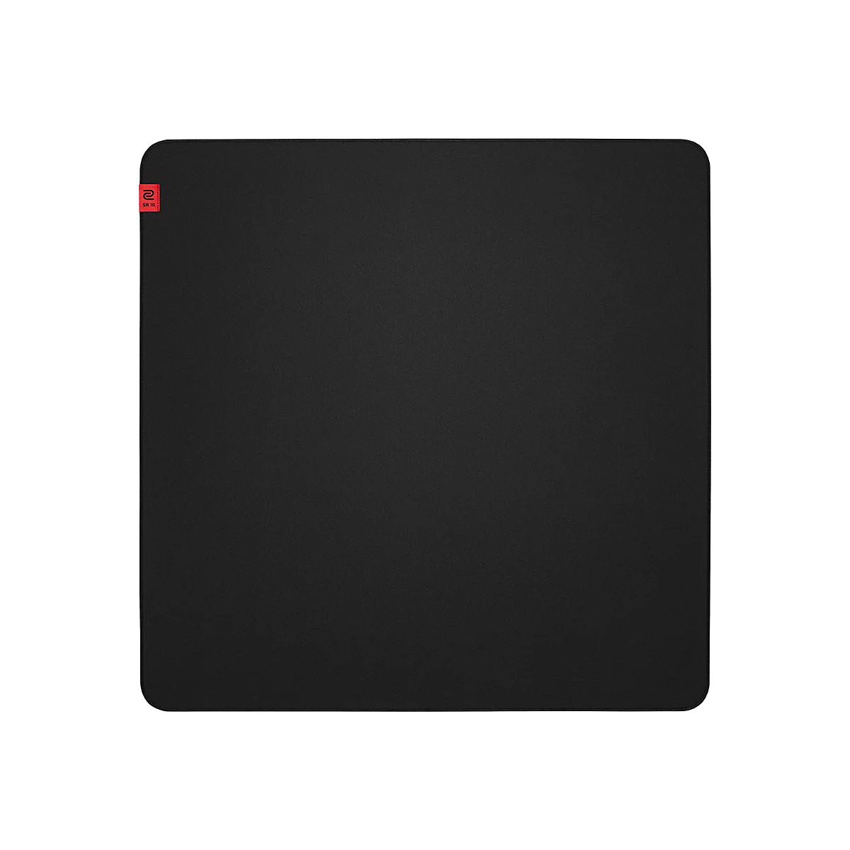 Tapis de souris rectangulaire noir avec des coins arrondis et un logo rouge dans le coin supérieur gauche.