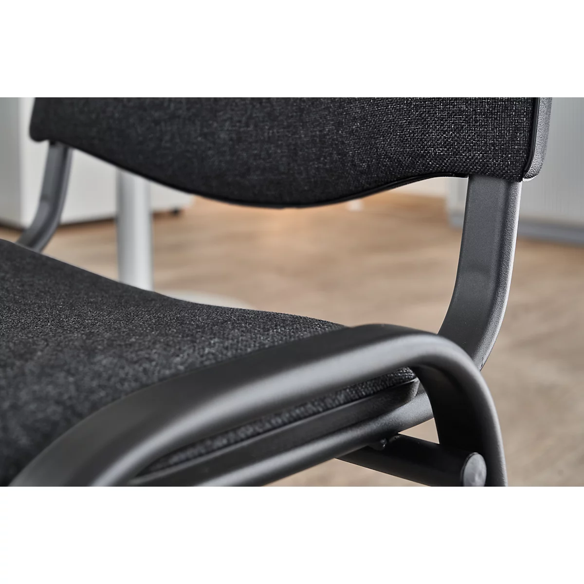 Besucherstuhl ISO Basic – stapelbar - Gestell schwarz - anthrazit