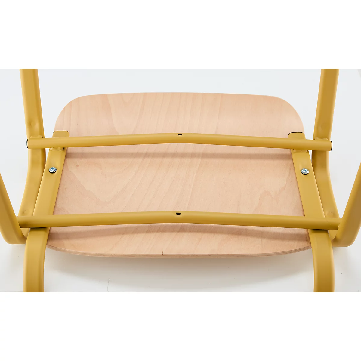 Bovenaanzicht van een stoel: houten zitting met geel metalen frame.