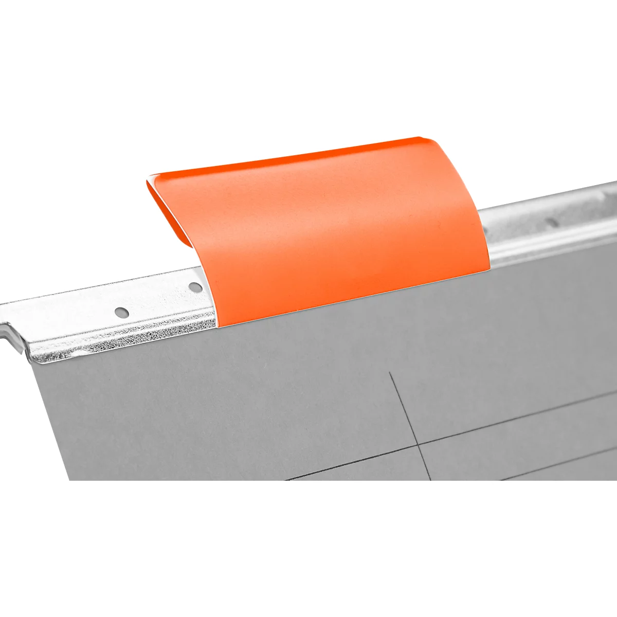 Gros plan d'un registre orange fixé à un dossier gris avec des lignes et des traits.