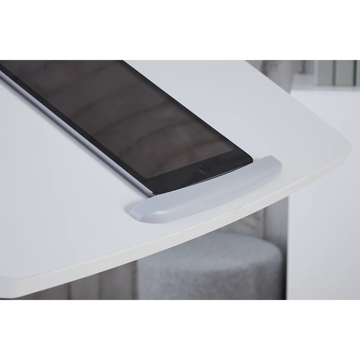 Tablet op witte tafel met tablethouder, detailweergave.