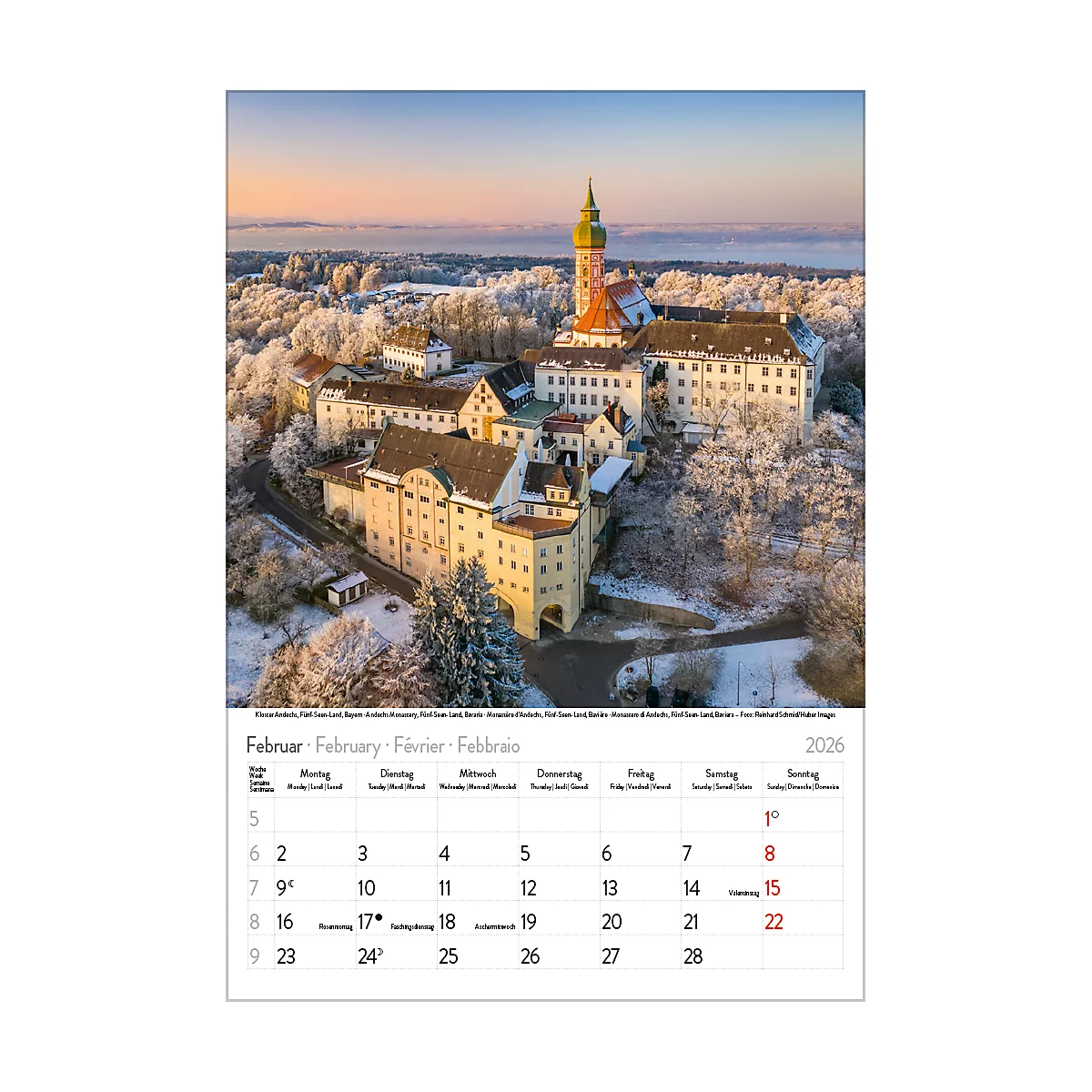 Luftaufnahme eines verschneiten Schlosses mit einem Kalender für Februar 2026.