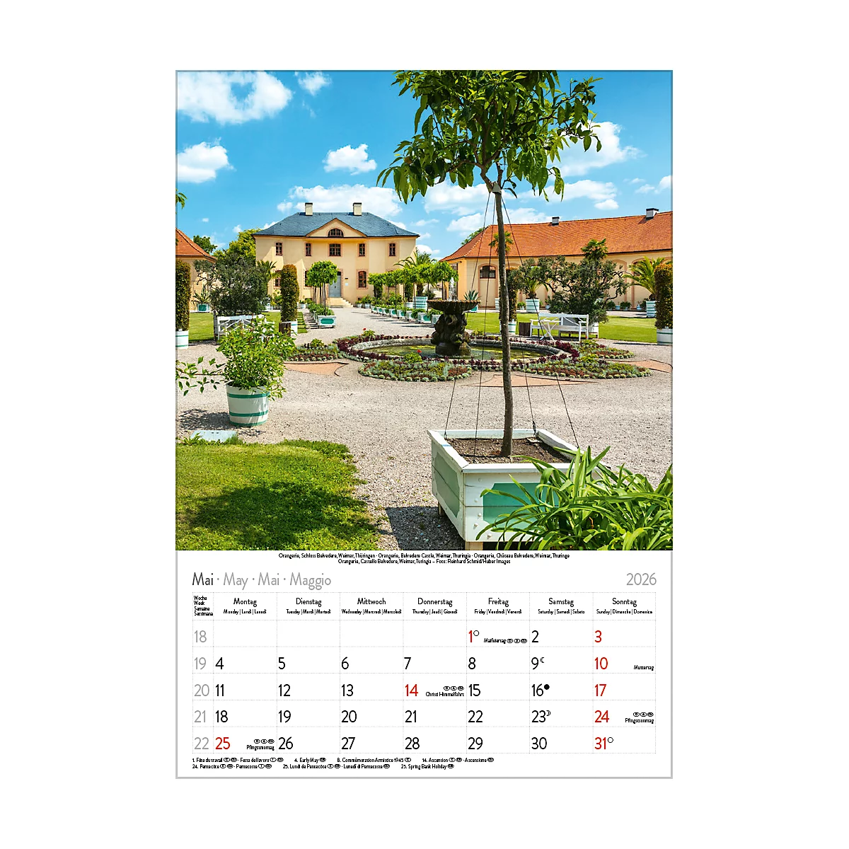 Ein Kalender mit einem gepflegten Garten mit Schloss im Hintergrund. Der Monat Mai, 2026 ist abgebildet.
