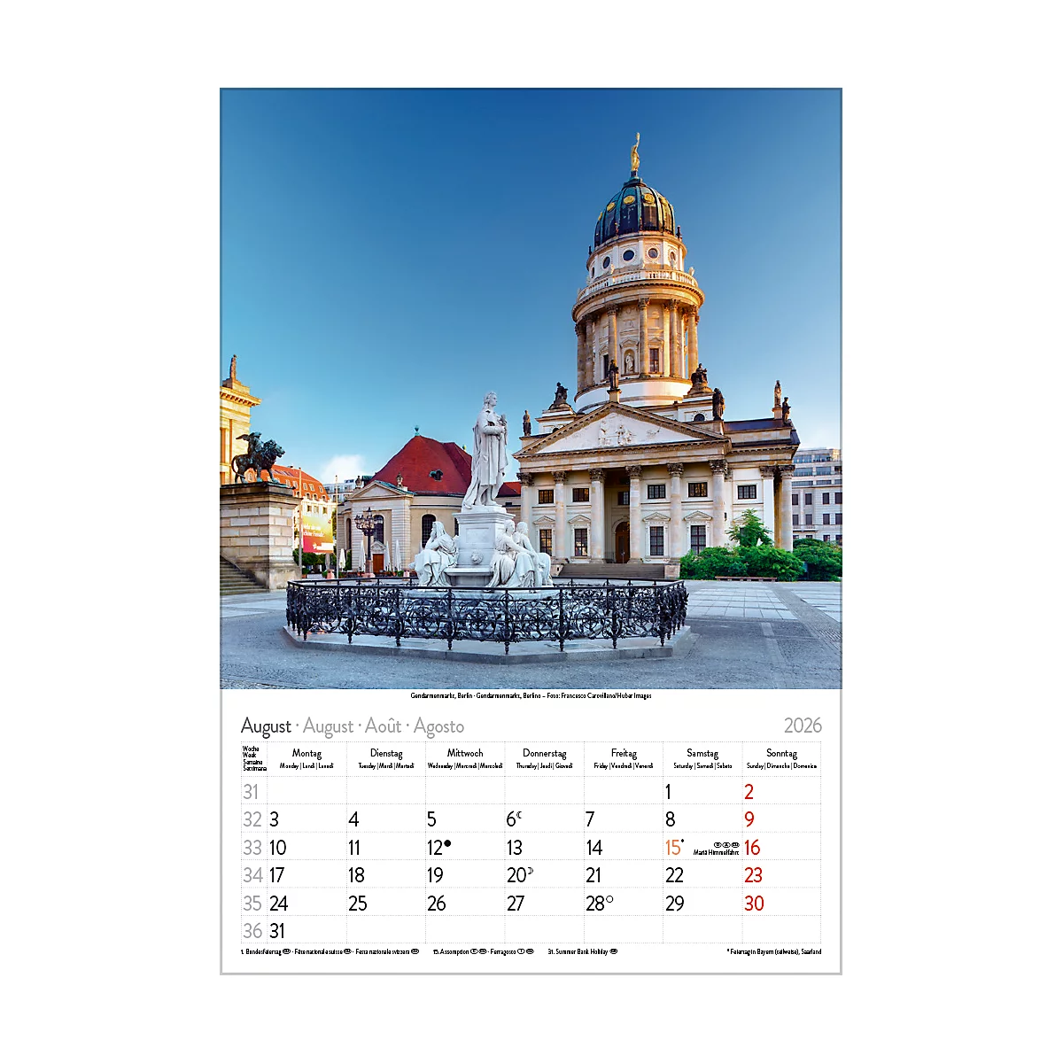 Ansicht der Gendarmenmarkts in Berlin, mit dem Deutschen Dom und dem Konzerthaus. Der Kalender zeigt August 2026.