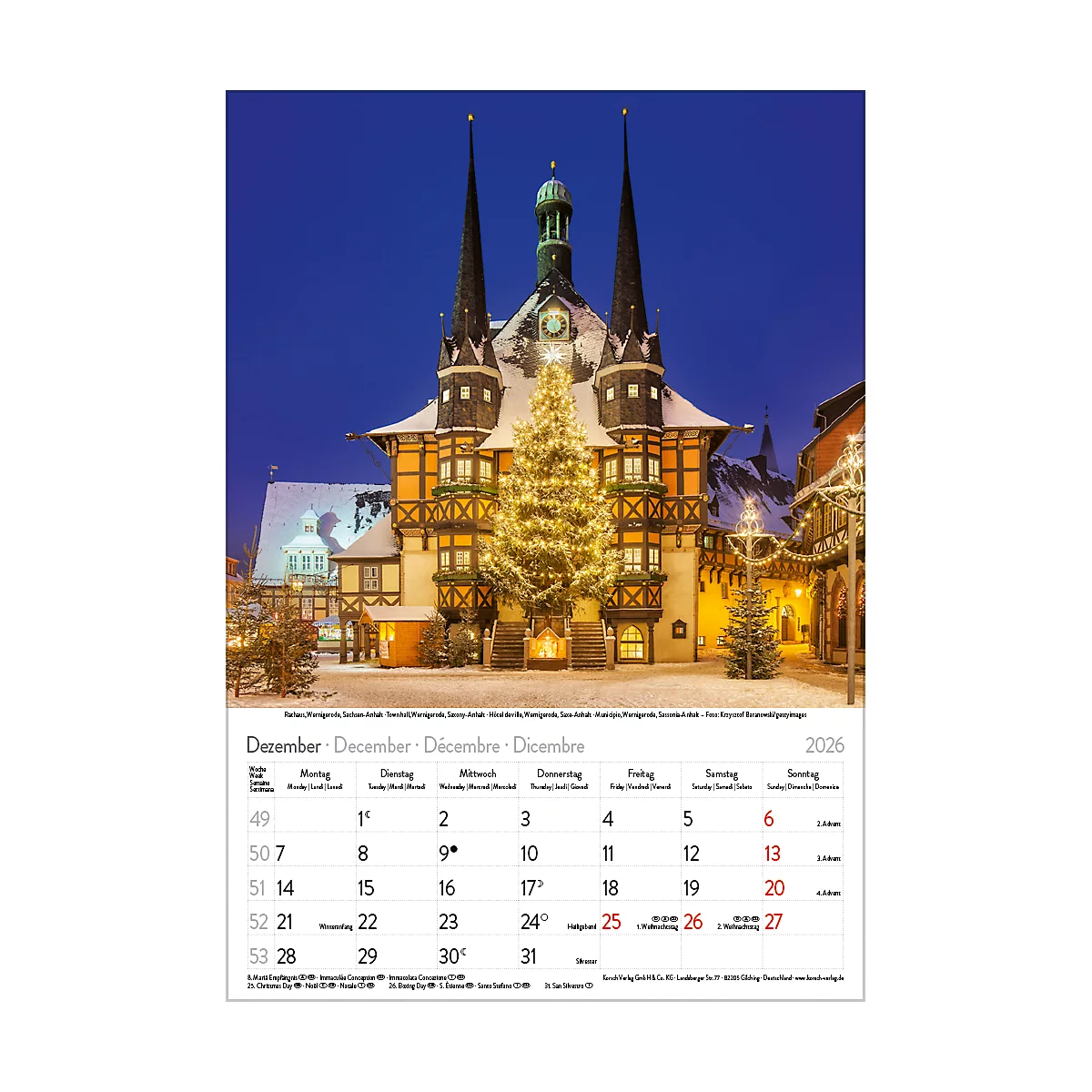 Ein weihnachtlicher Stadtblick mit beleuchtetem Weihnachtsbaum vor einem Fachwerkhaus im Abendlicht. Kalender mit Dezember-Daten.