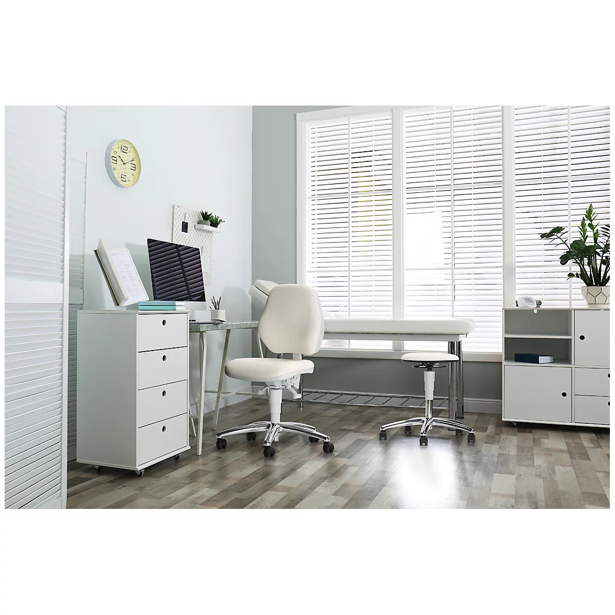 bimos praktijkkruk, met wielen, voor laboratoria en hygiënekritische ruimtes, in hoogte verstelbaar, B 400 x D 400 x H 460-630 mm, kunstleer, diverse kleuren. Kleuren