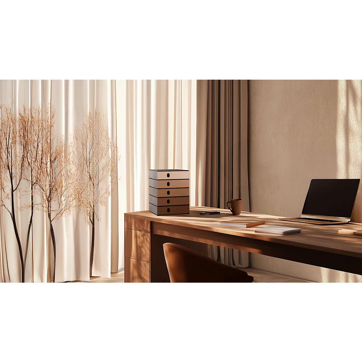 Bureau avec ordinateur portable, porte-documents et tasse à café. Rideaux et branches décoratives en arrière-plan.