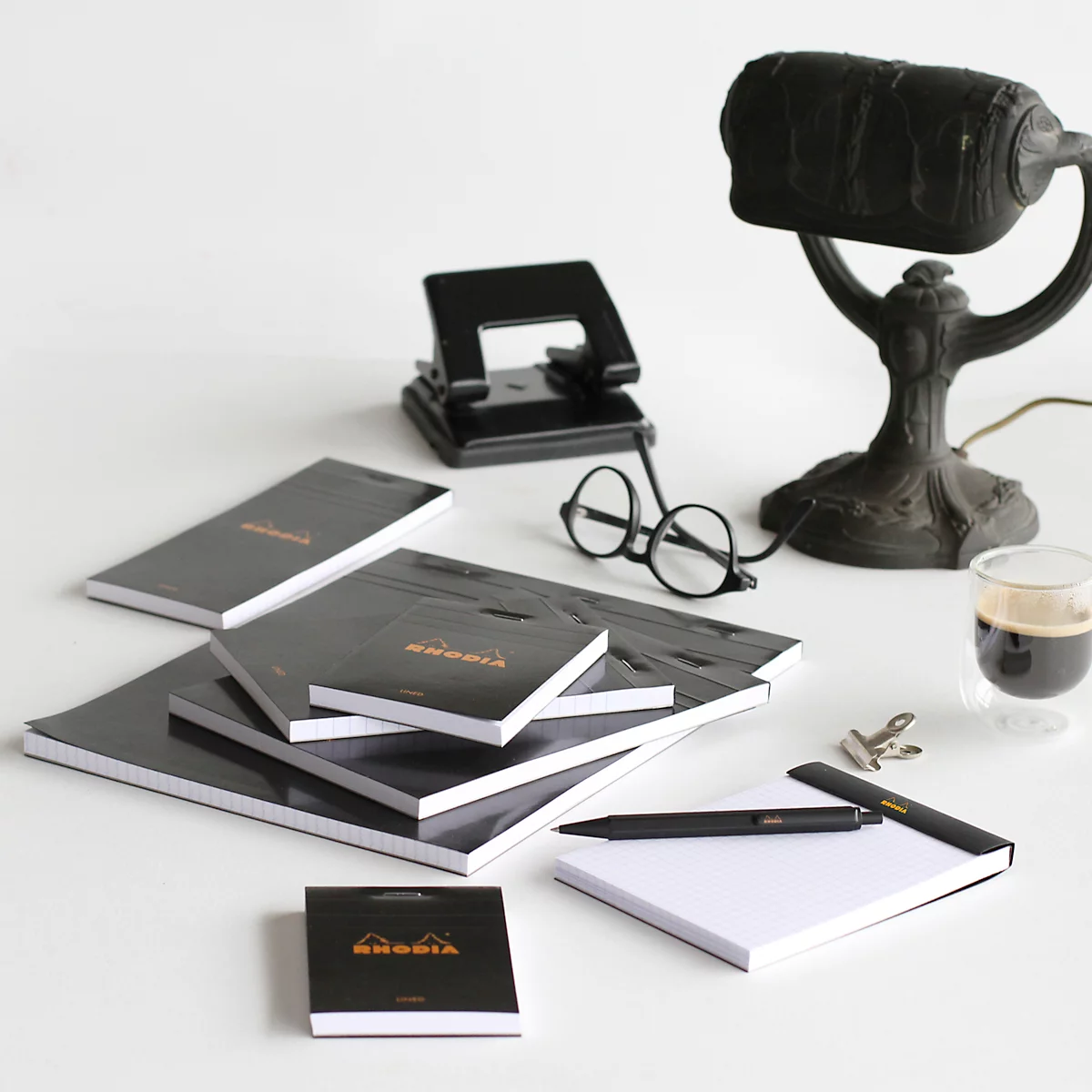 Bloc-notes Rhodia No.16, DIN A5, 80 feuilles, agrafé, dos cartonné, 80 g/m², ligné, avec marge, noir