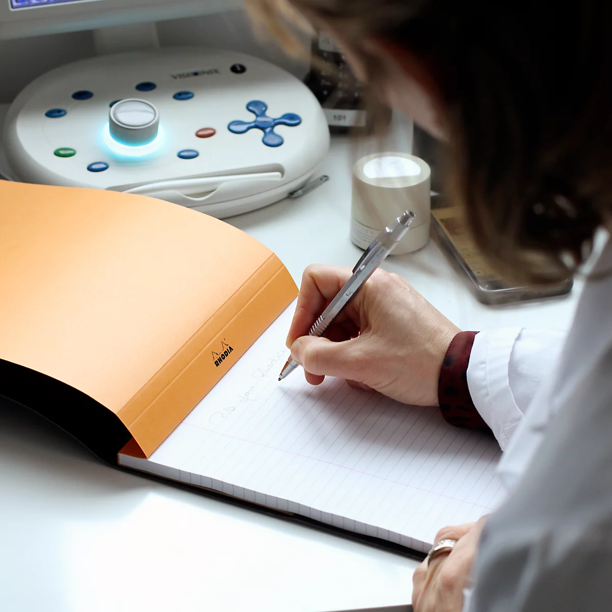 Bloc Rhodia No.18, 80 feuilles, DIN A4, 80 g/m², couverture cartonnée, agrafé, papier velin, certifié PEFC®, ligné, avec marge, orange