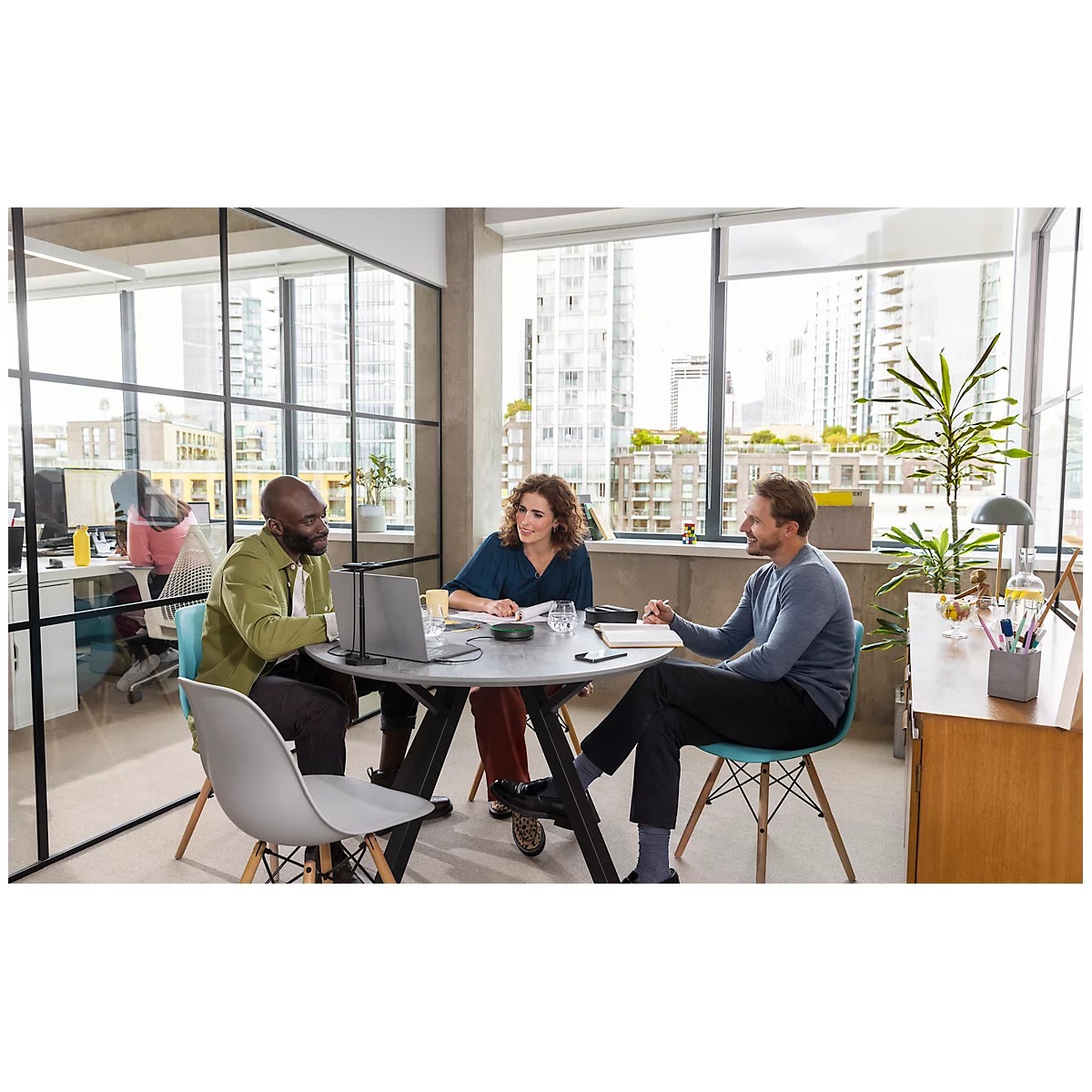 Bluetooth handsfree Jabra SPEAK2 75, draagbaar, tot 4 deelnemers, tot 30 m, tot 32 uur, 4 microfoons, USB-C, UC-geoptimaliseerd, donkergrijs