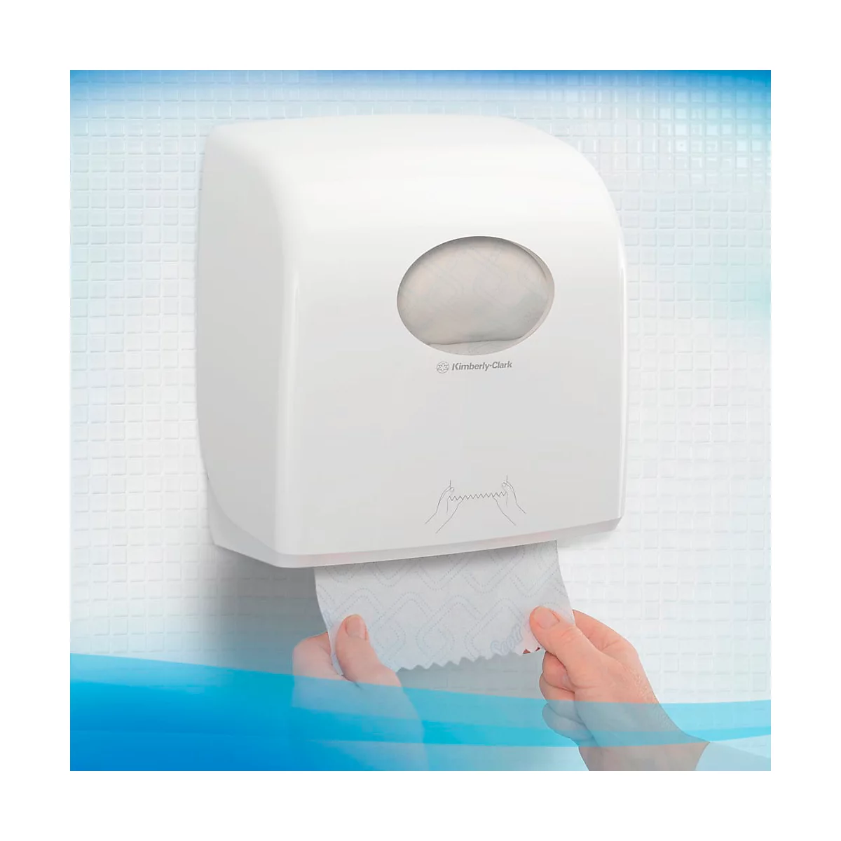 Un distributeur de serviettes en papier blanc utilisé par une personne. Le distributeur indique "Kimberly Clark".