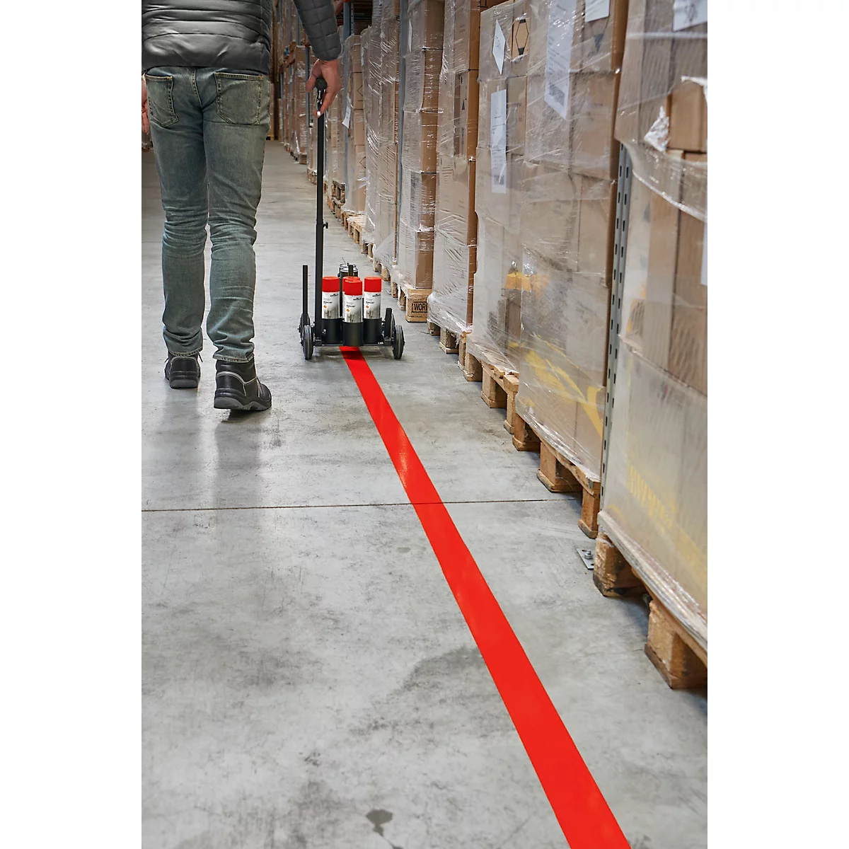 Eine Sprühdose Duraline 750 in Rot mit rotem Deckel. Die Dose zeigt eine Anwendung auf einem grauen Untergrund.