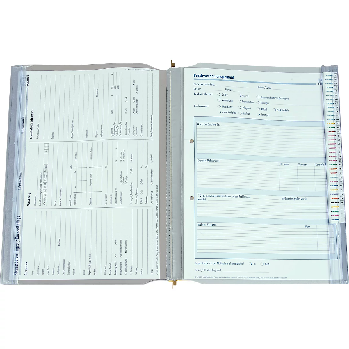 Ein offener, grauer Ordner mit transparenten Folien und karierten Blättern. Beschriftungen und Spalten für Notizen, Registerfahnen am Rand.