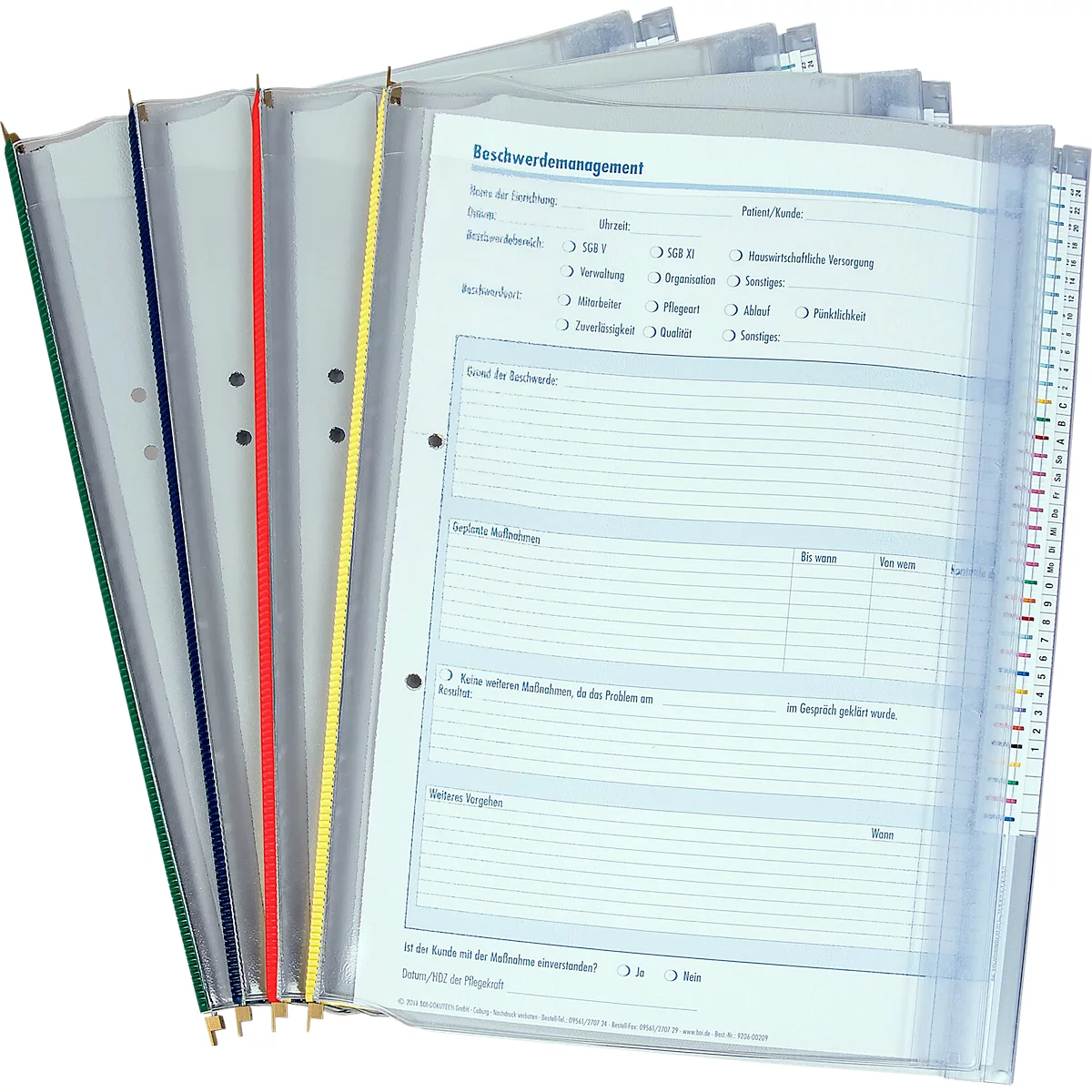 Mehrfarbige, transparente Ringbuchmappe mit Einlegeblättern. Auf dem vorderen Blatt steht "Beschwerdemanagement".