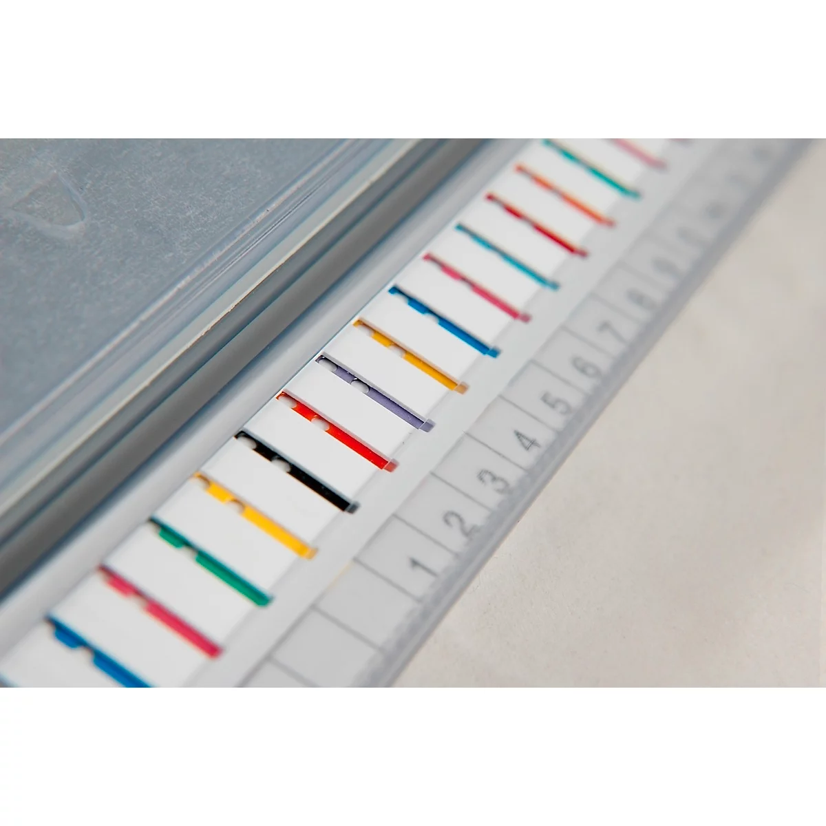 Close-up van een indexkaart met gekleurde tabs en genummerde secties.
