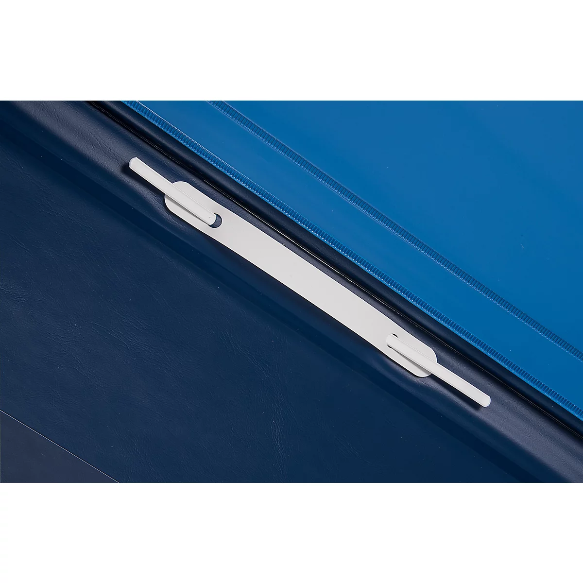 Detailaufnahme eines blauen Ordners mit weißem Verschlussmechanismus.