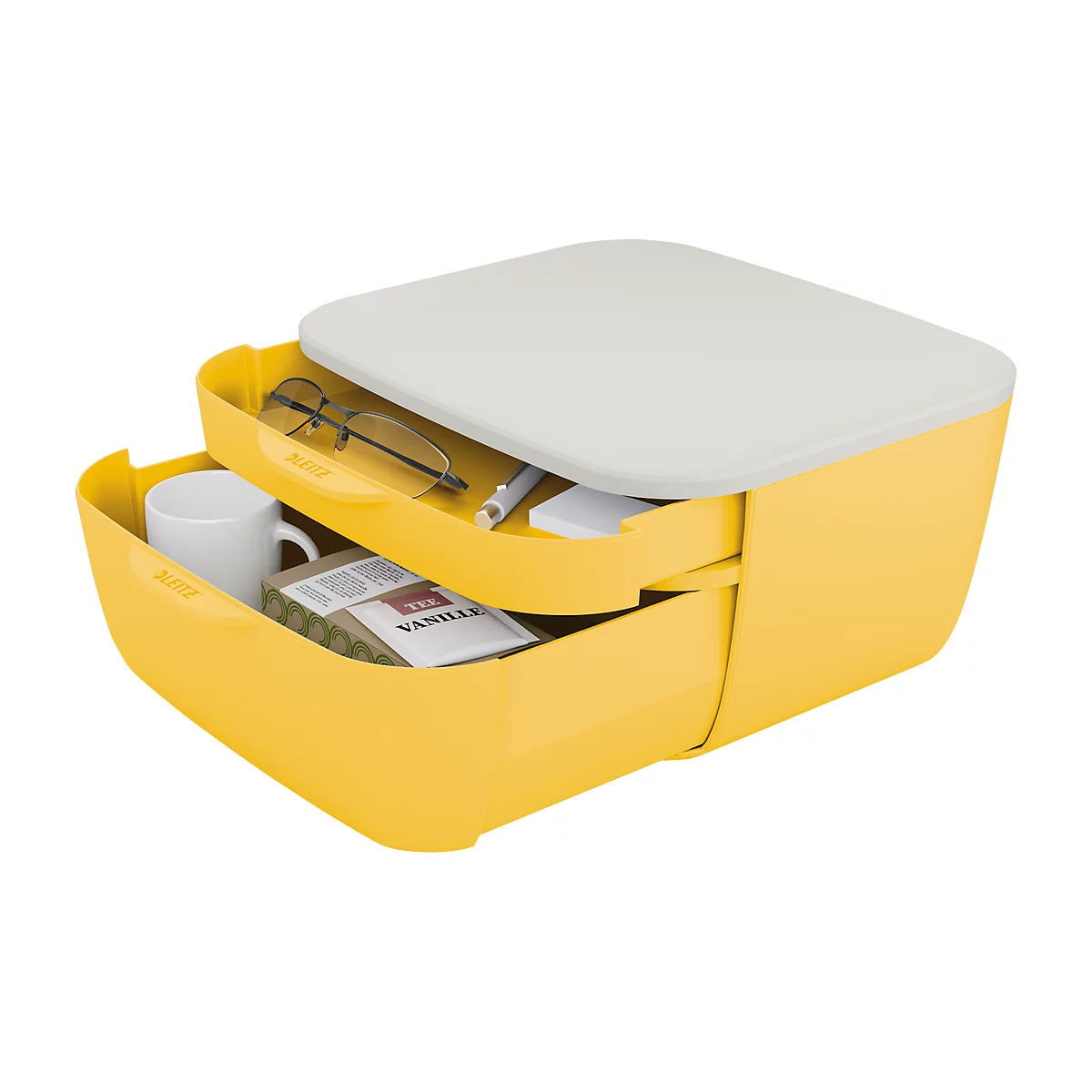 Boîte de bureau jaune avec couvercle ouvert, remplie de lunettes, stylo, bloc-notes, tasse et paquet de vanille. La boîte est à deux étages.