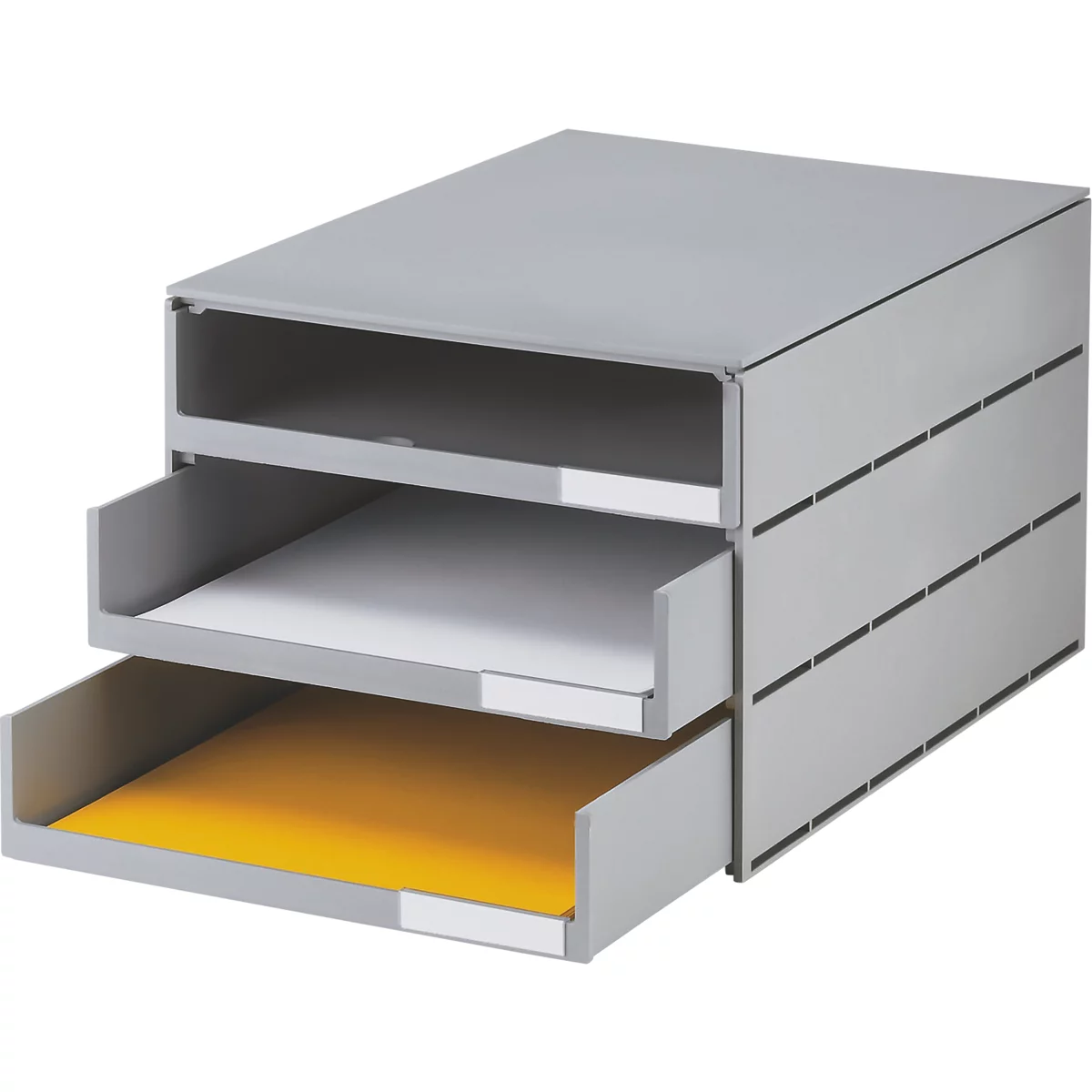 Corbeille à courrier grise avec trois tiroirs, dont certains sont ouverts. Du papier blanc et jaune se trouve dans les tiroirs.