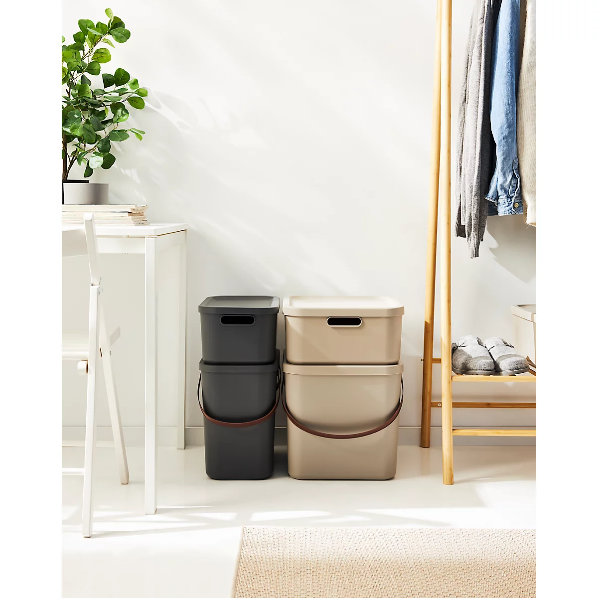 Boîte de rangement ALBULA, avec couvercle, 40 litres, poignée en arceau, empilable, en plastique recyclé, L 400 x P 358 x H 340 mm, marron