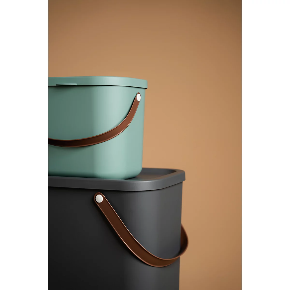 Boîte de rangement ALBULA, avec couvercle, 6 litres, poignée en arceau, empilable, en plastique recyclé, L 235 x P 200 x H 208 mm, vert