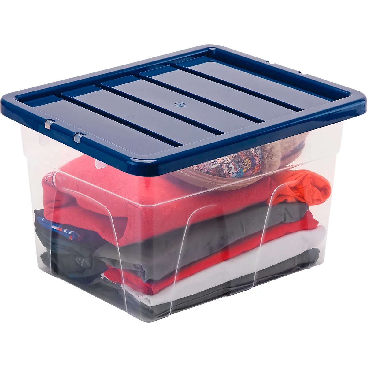 Boîte de rangement transparente avec couvercle bleu, remplie de vêtements pliés.