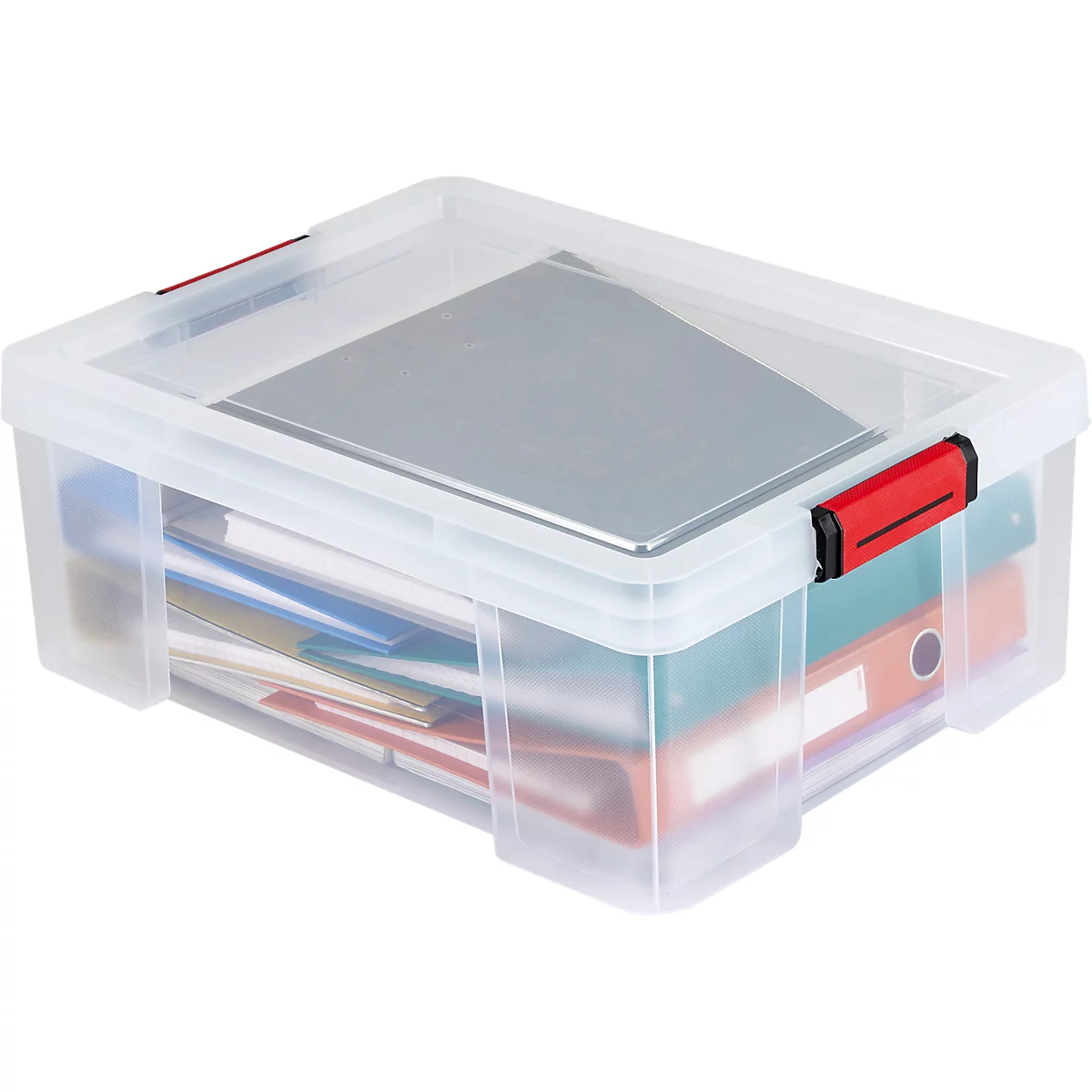 Boîte de rangement transparente en plastique avec fermoirs rouges, remplie de documents et de classeurs.