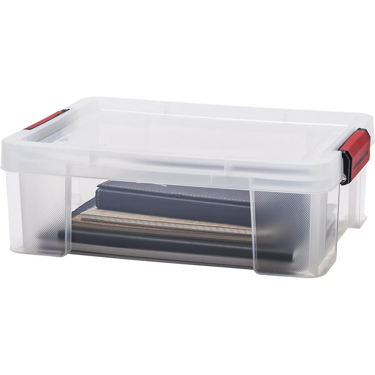 Boîte de rangement en plastique transparent avec fermoirs rouges, remplie de carnets, isolée sur fond blanc.