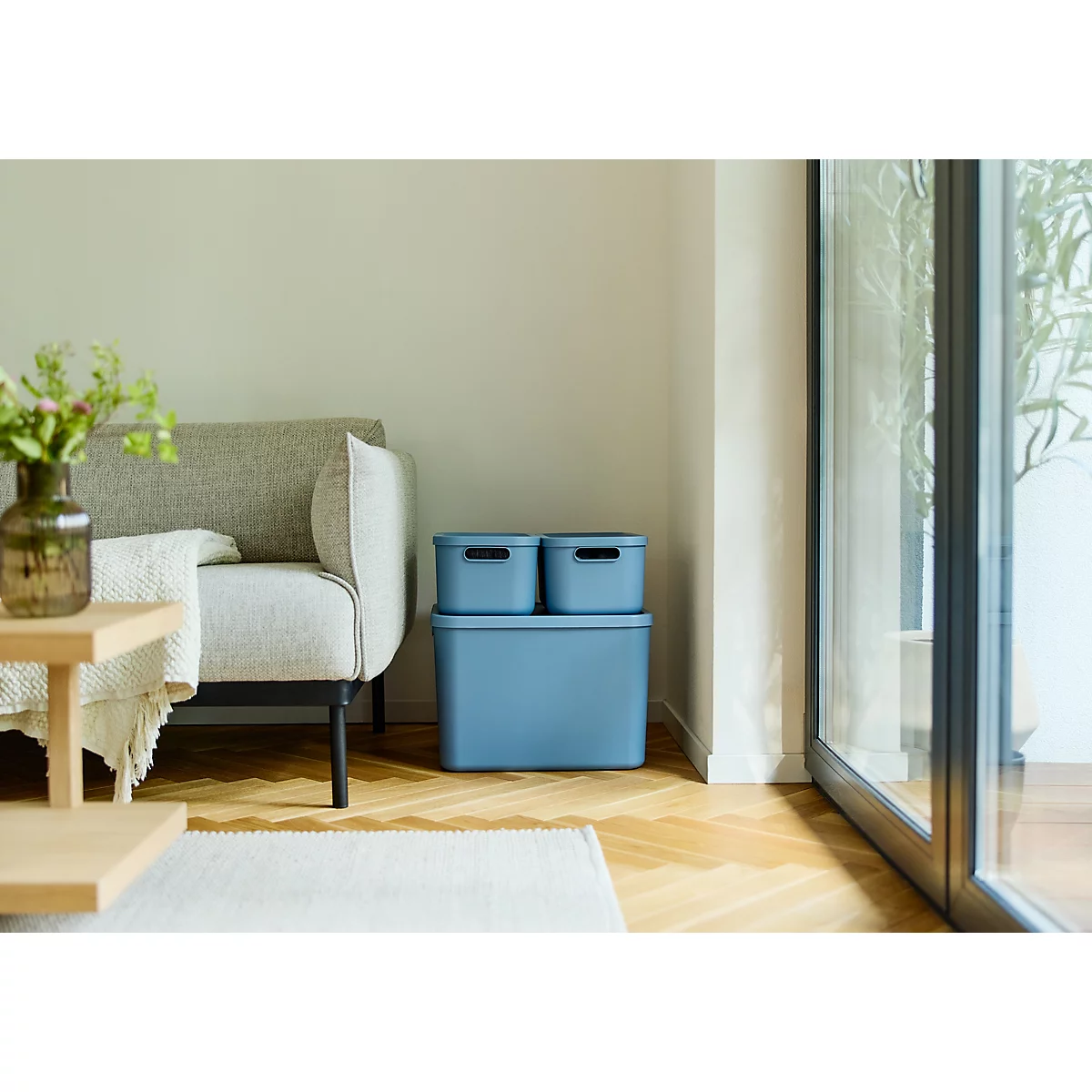 Boîte de rangement bleu-gris avec couvercle. Dimensions et volume sont indiqués.