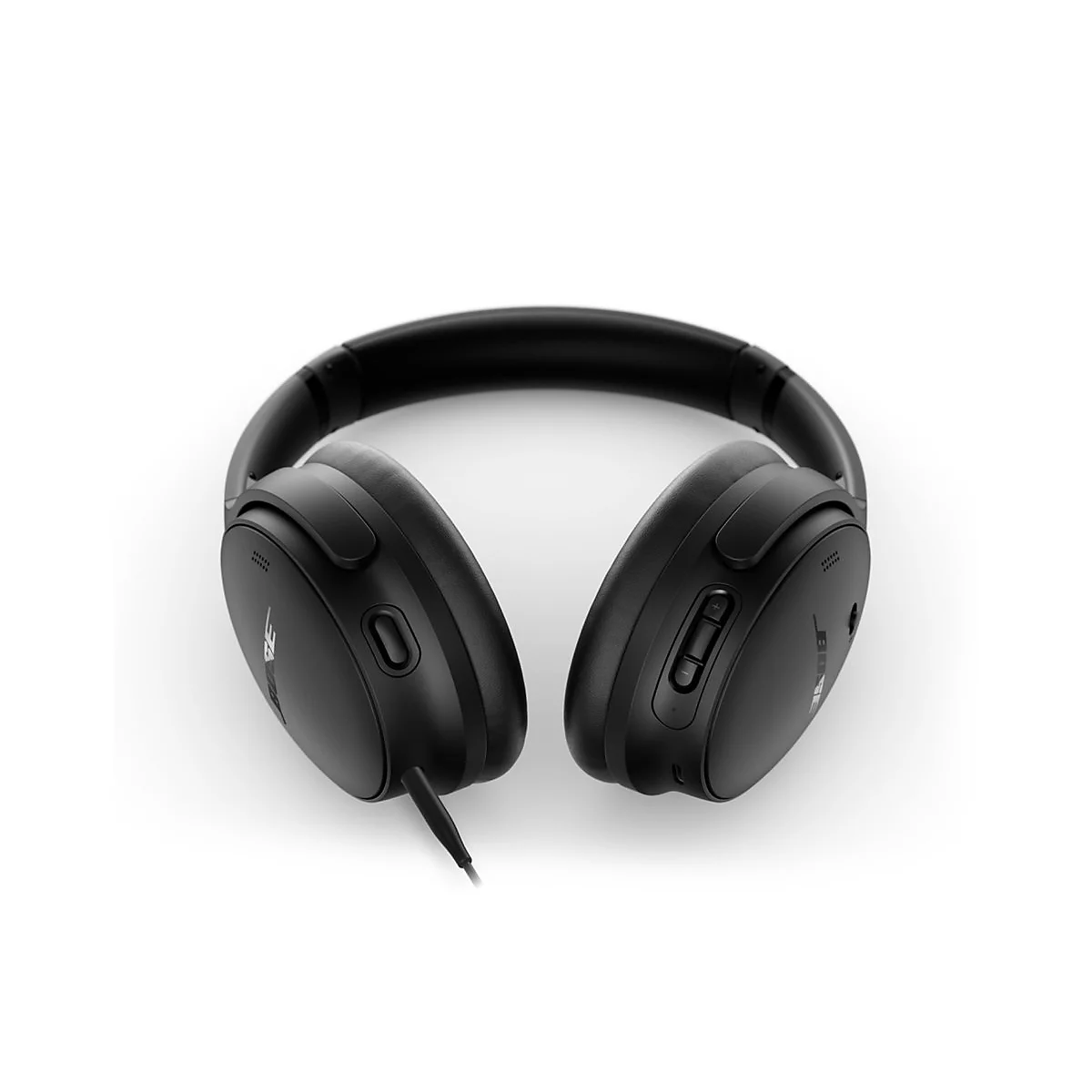 Schwarze, ohrumschließende Bose-Kopfhörer mit Kabel vor weißem Hintergrund.